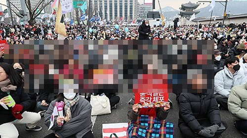 서울 경복궁 동십자각 인근에서 '윤석열즉각퇴진·사회대개혁 비상행동' 주최로 열린 범시민 대행진에서 참가자들이 구호를 외치고 있다.<연합뉴스>